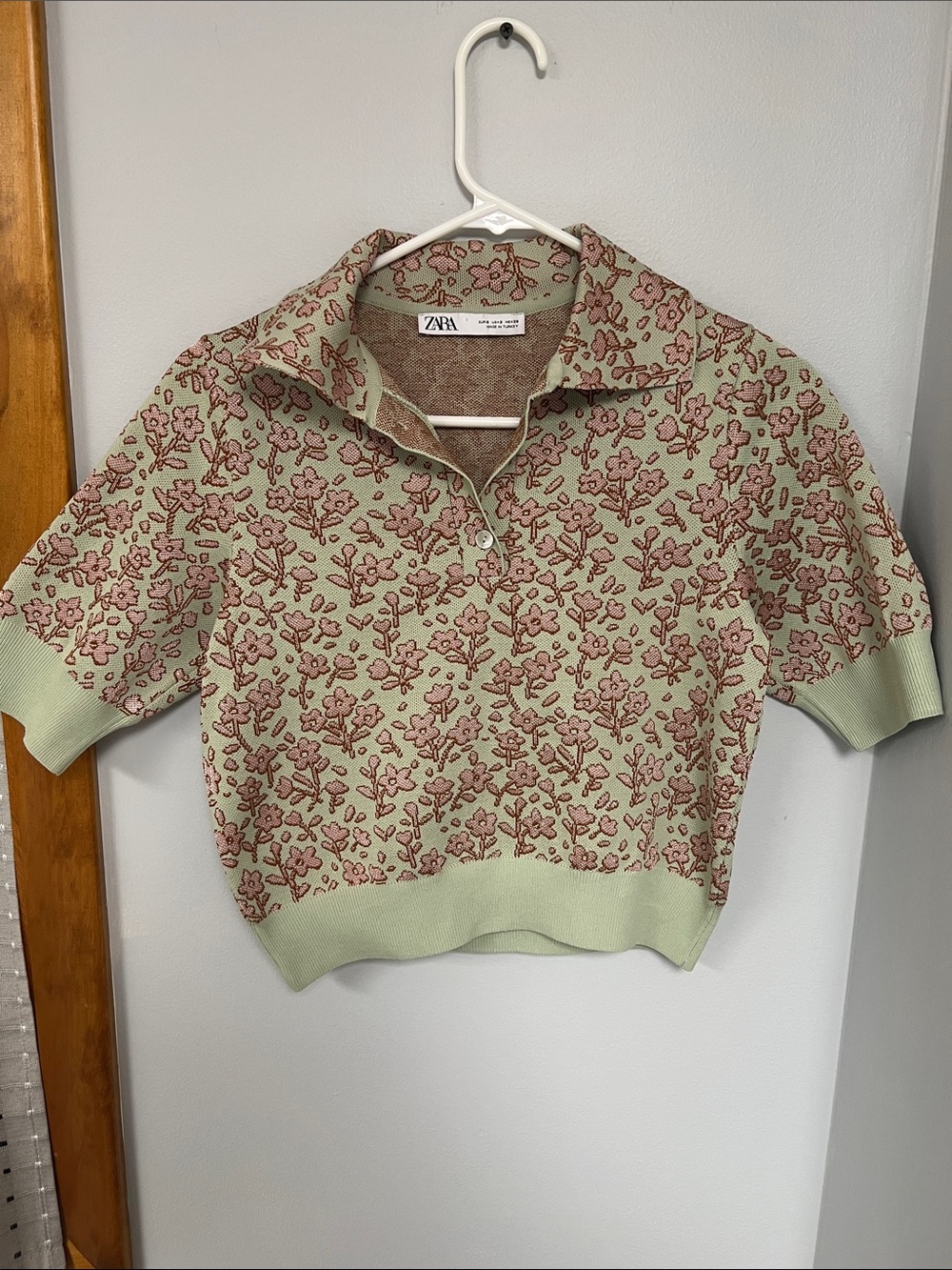Zara Mint Green Short-Sleeve Floral V-Neck Sweater